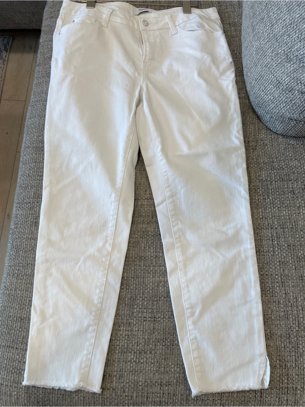 Kensie White Women's Slim Straight Jeans Size 10 / 30 Slit Raw Hem Ankle Cropped